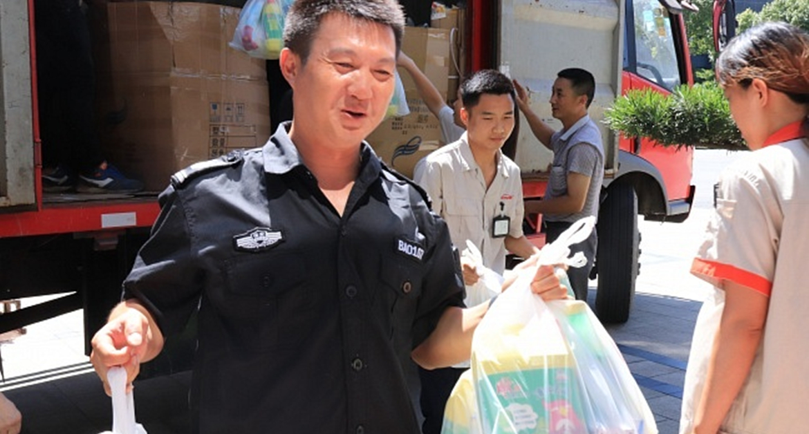 王店鎮工會王主席一行前來鼎美慰問